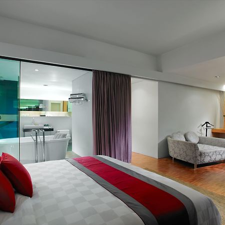 Hotel Maya Kuala Lumpur Ruang foto A room at the hotel