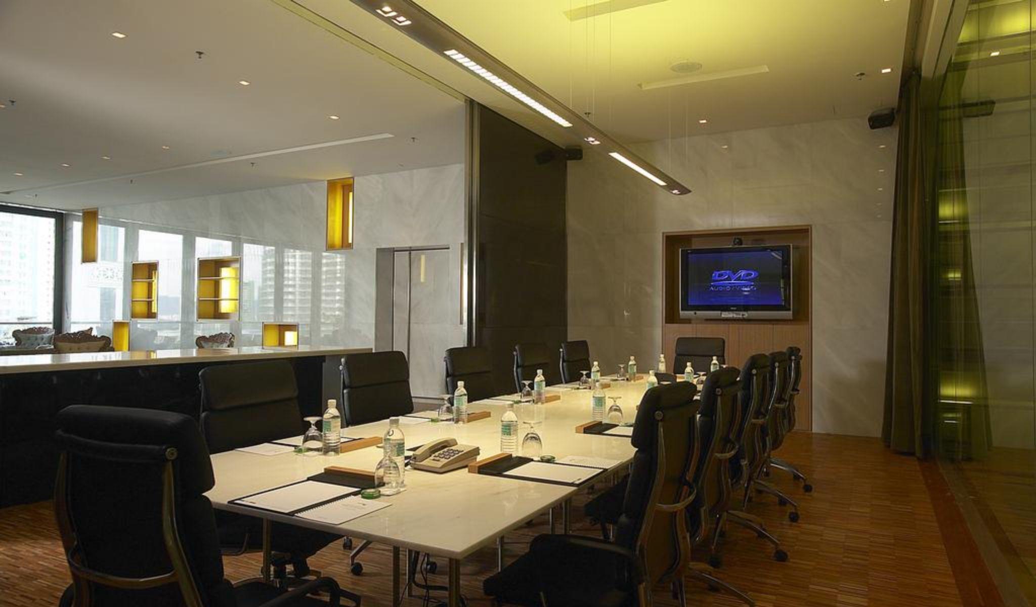 Hotel Maya Kuala Lumpur Bagian luar foto Meeting room at the airport