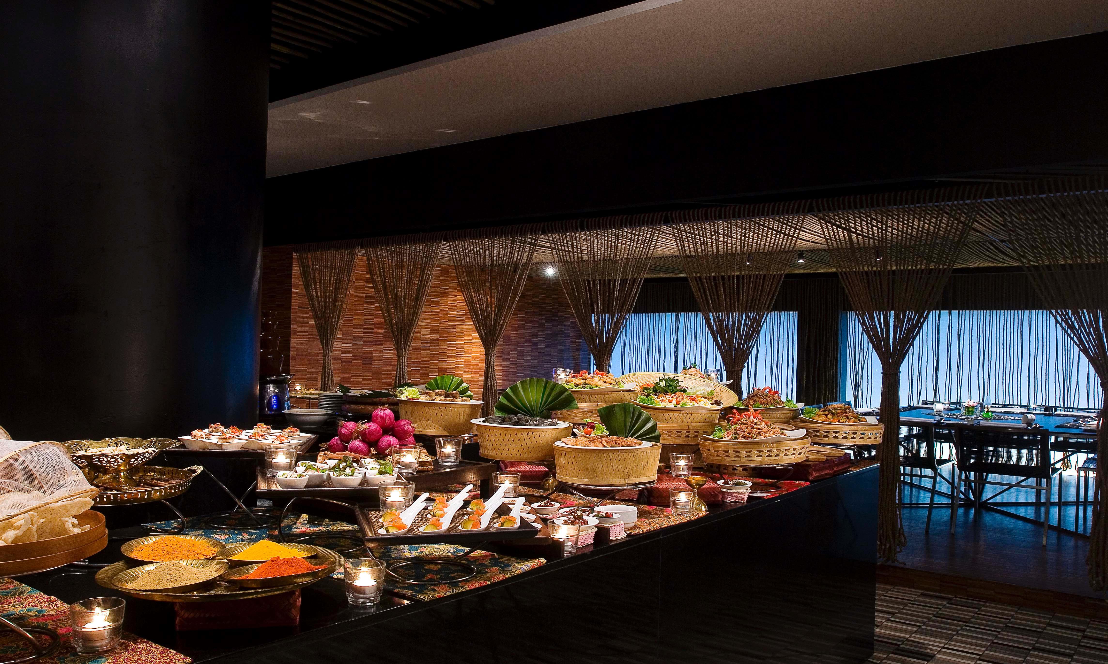 Hotel Maya Kuala Lumpur Bagian luar foto The buffet at the restaurant