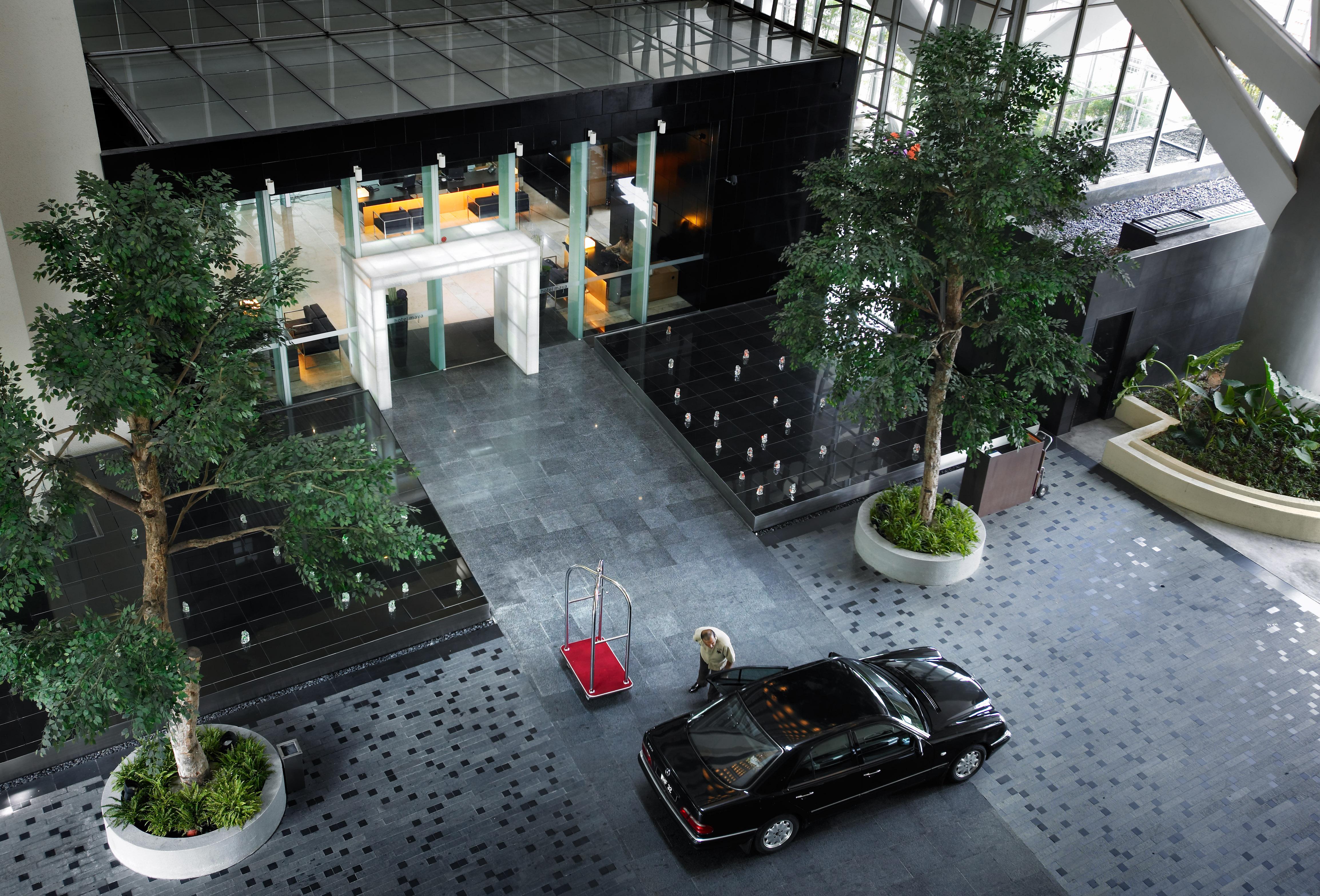 Hotel Maya Kuala Lumpur Bagian luar foto The lobby of the hotel
