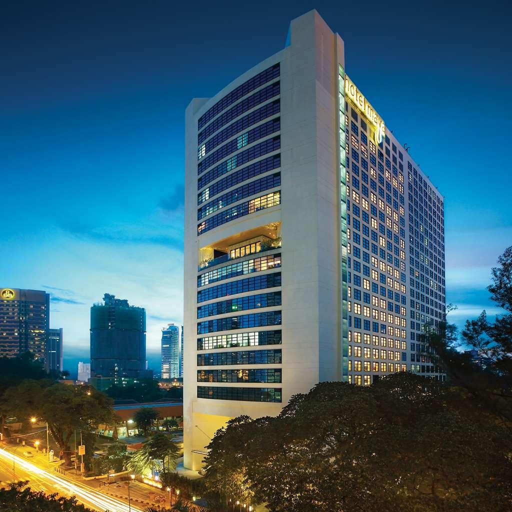 Hotel Maya Kuala Lumpur Bagian luar foto The hotel at night
