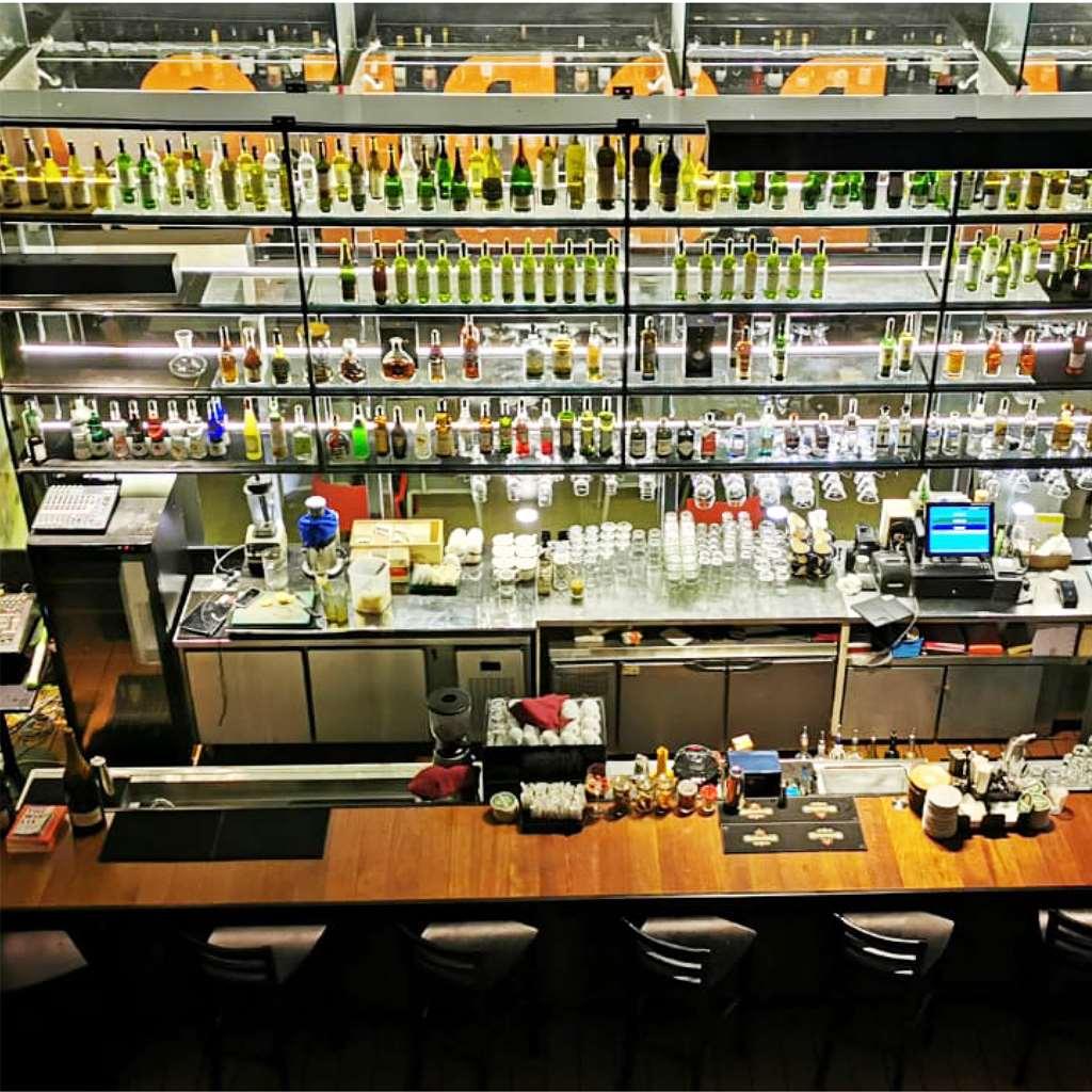 Hotel Maya Kuala Lumpur Restoran foto A bar in a restaurant