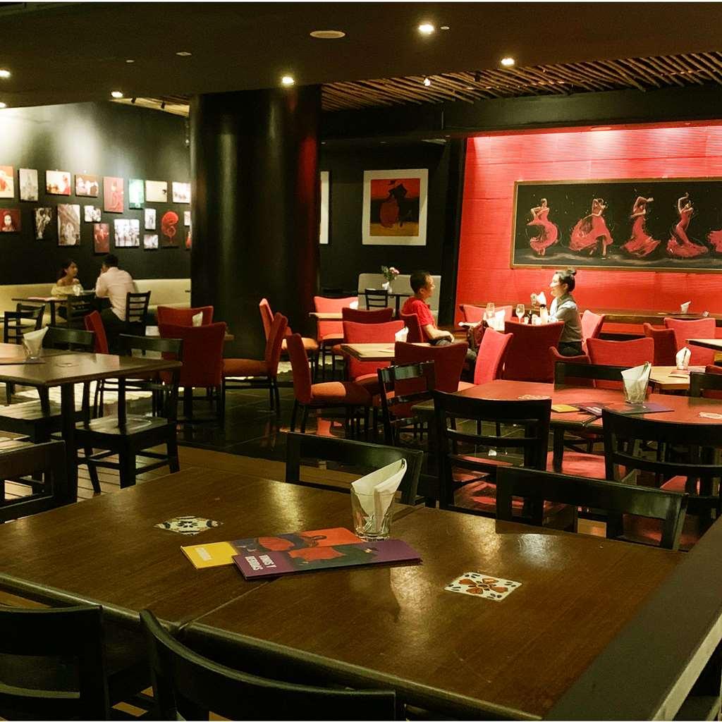 Hotel Maya Kuala Lumpur Restoran foto Interior of a Starbucks in Hong Kong
