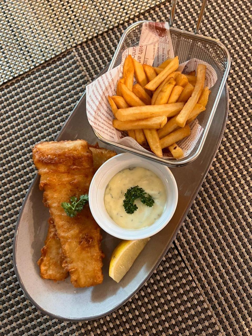 Hotel Maya Kuala Lumpur Bagian luar foto Fish and chips