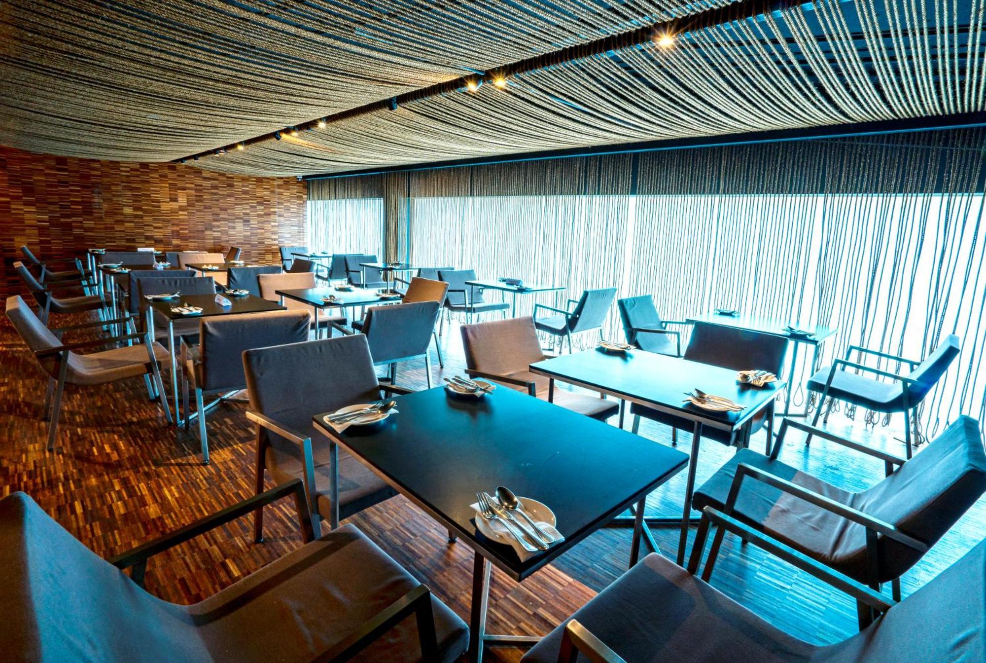 Hotel Maya Kuala Lumpur Bagian luar foto The interior of the restaurant