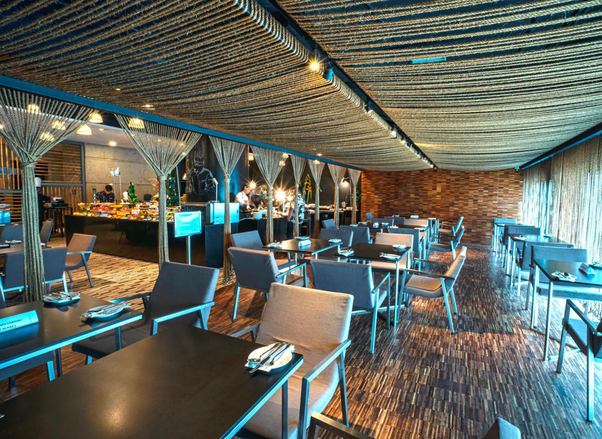 Hotel Maya Kuala Lumpur Bagian luar foto The interior of the restaurant