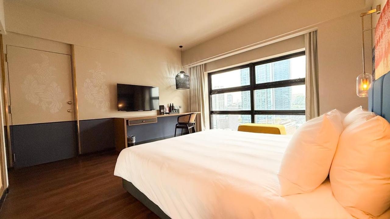 Hotel Maya Kuala Lumpur Bagian luar foto A room at the hotel