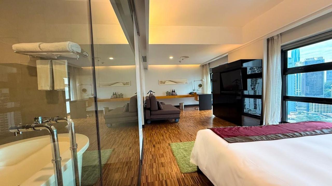 Hotel Maya Kuala Lumpur Bagian luar foto A suite at the hotel