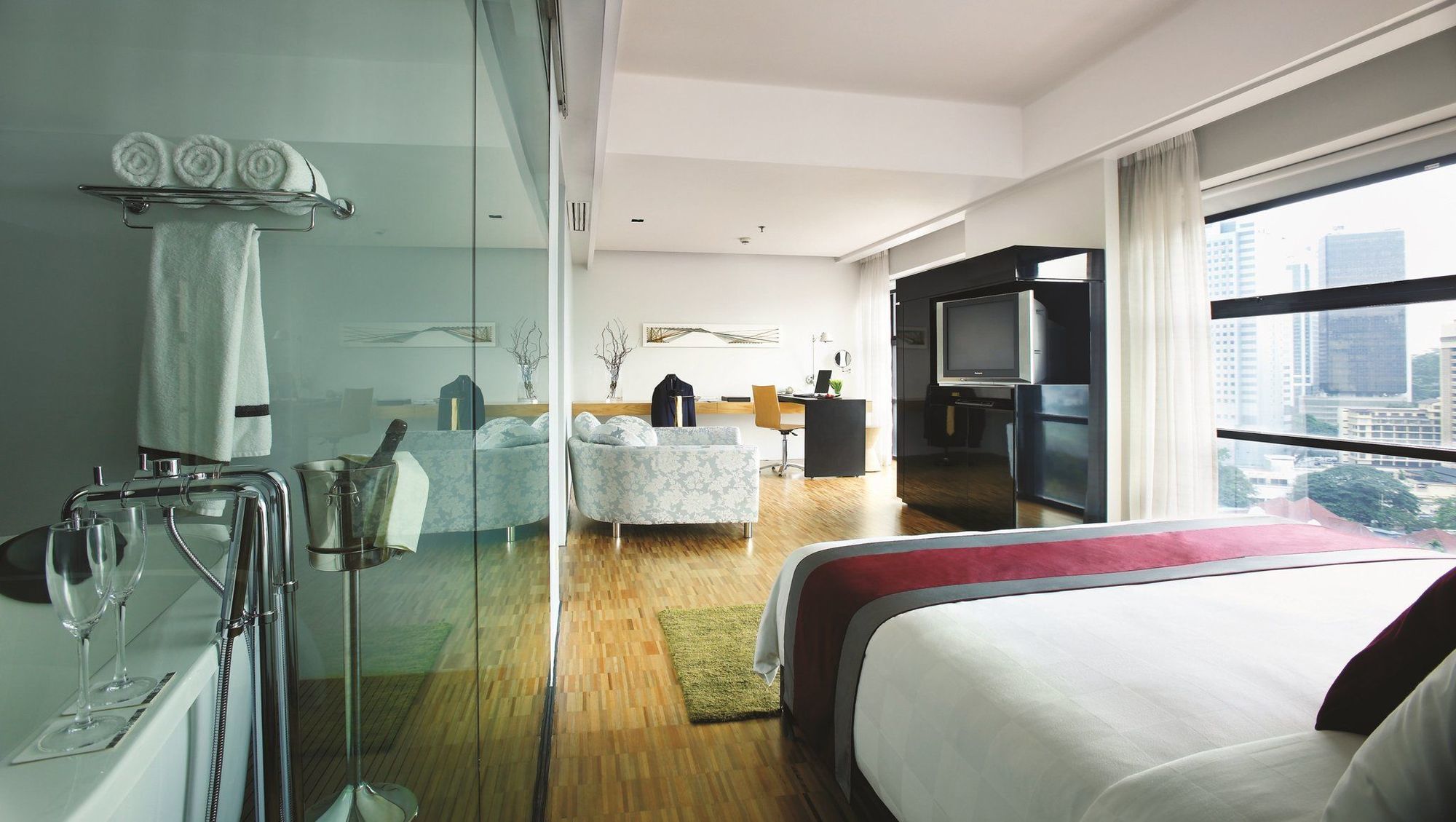 Hotel Maya Kuala Lumpur Ruang foto A room at the hotel