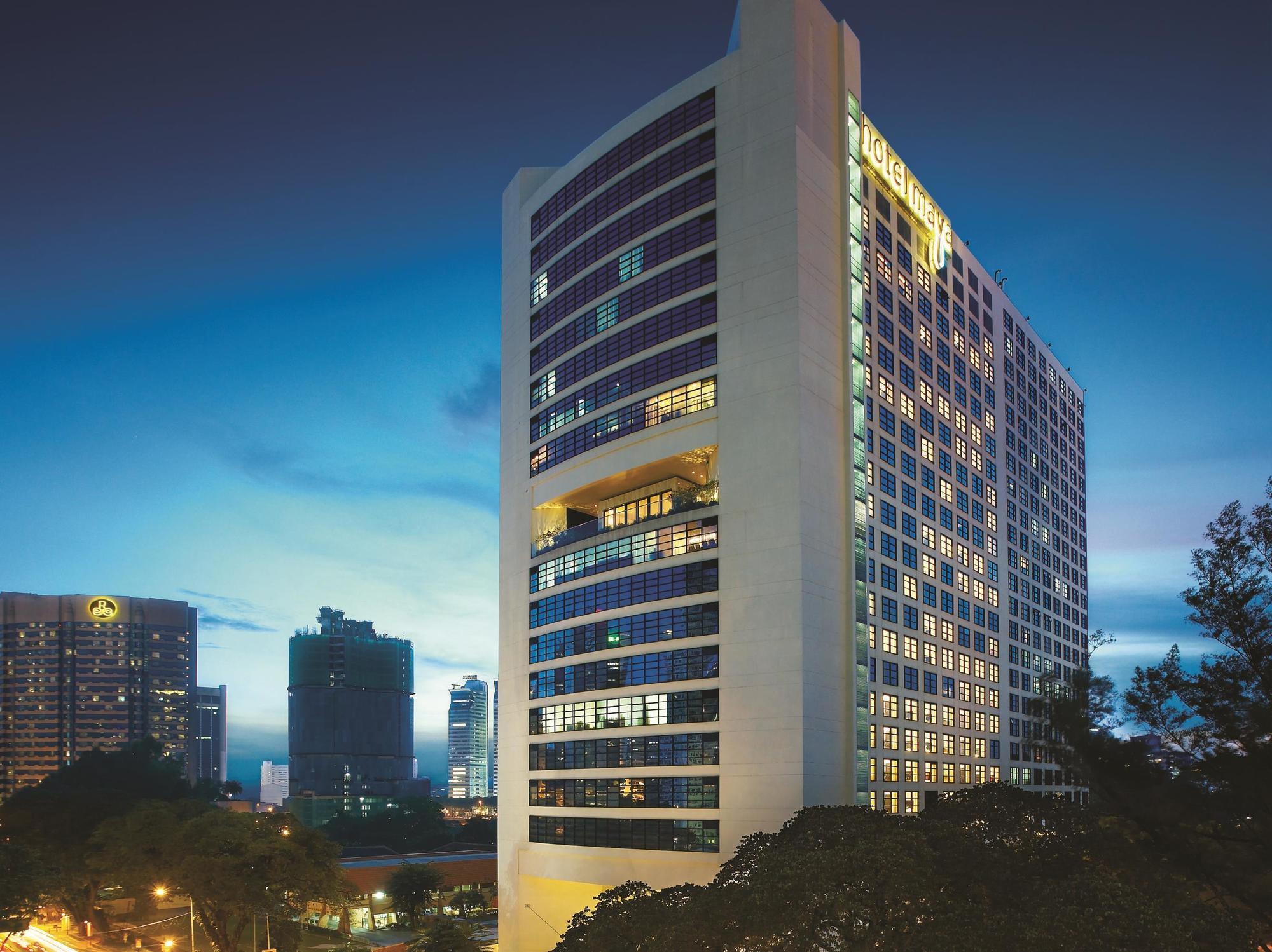 Hotel Maya Kuala Lumpur Bagian luar foto The hotel at night